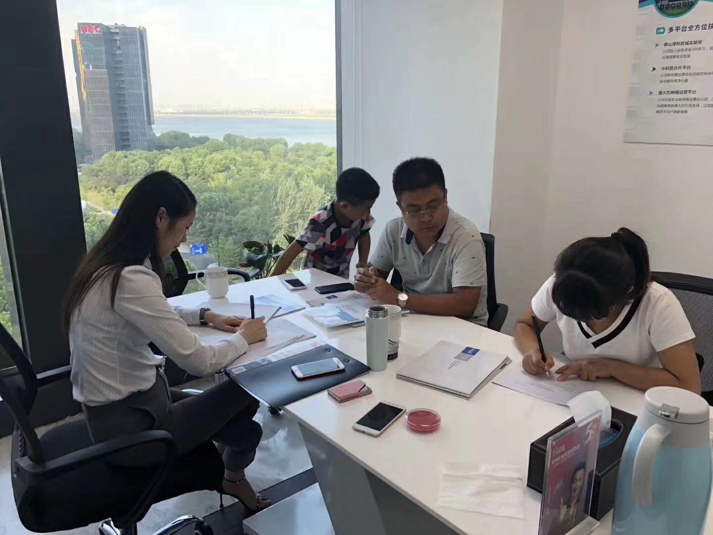 熱烈祝賀李總、關總簽約創綠家西安市區級代理！